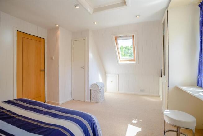 8386342-interior22.jpg
