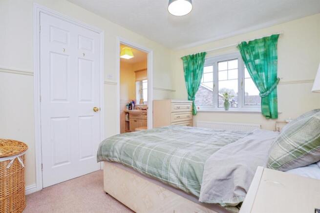4 bed Detached for sale Image 11