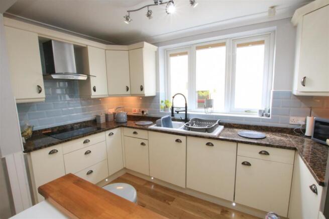 FITTED KITCHEN