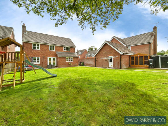 Modern Detached 4 Bedroom Property