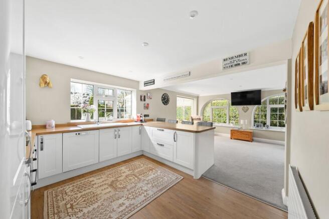 5 bed Detached for sale Image 4