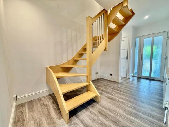 6 bed Detached to rent Image 4