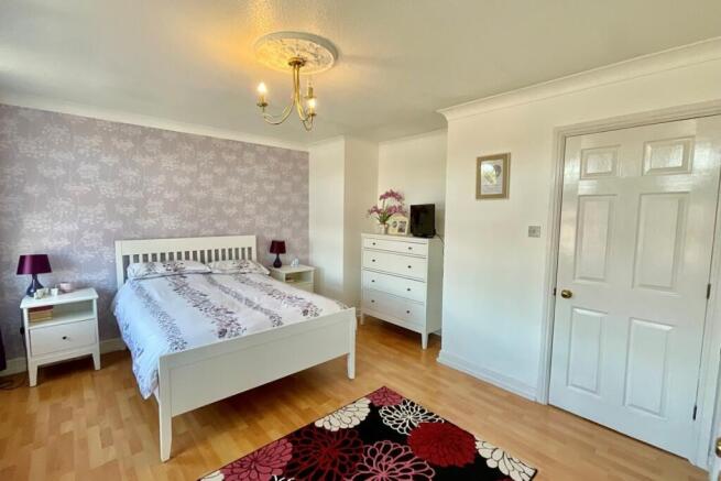4 bed Detached for sale Image 10