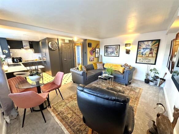 L-shaped Living/Dining Kitchen 417