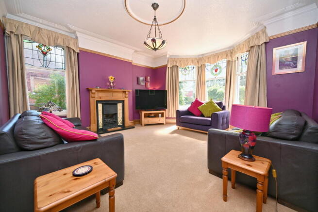 6 bed Detached for sale Image 4