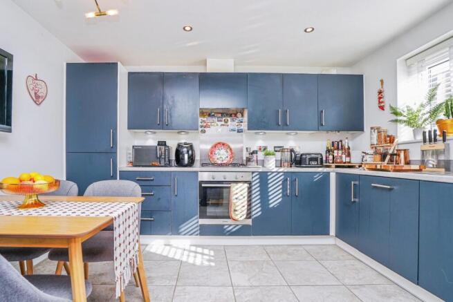 3 bed Semi-Detached for sale Image 6