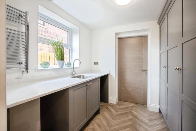 5 bed Detached for sale Image 6