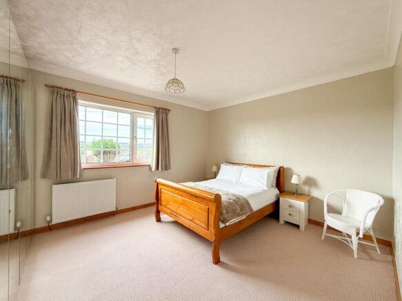 4 bed Bungalow for sale Image 9