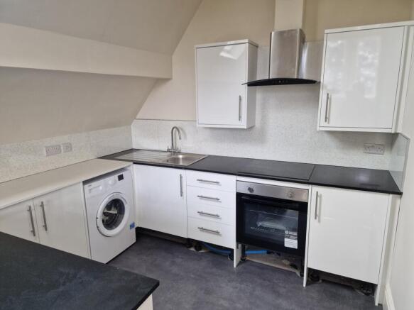 2 bed Apartment to rent Image 4