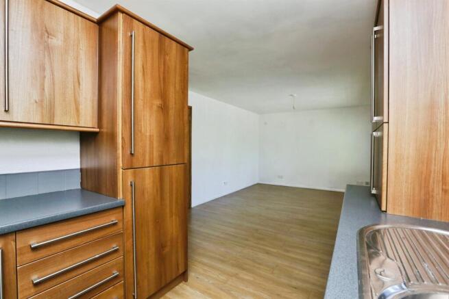 2 bed Ground Flat for sale Image 11