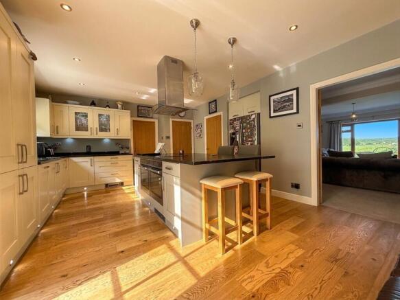5 bed Detached for sale Image 9