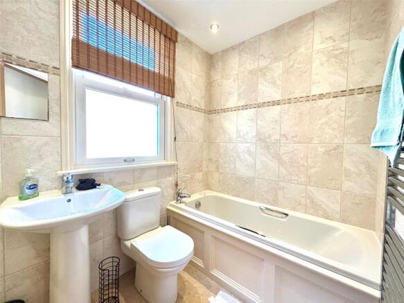 2 bed Apartment to rent Image 8