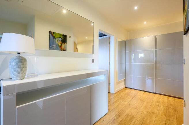 2 bed Apartment to rent Image 12