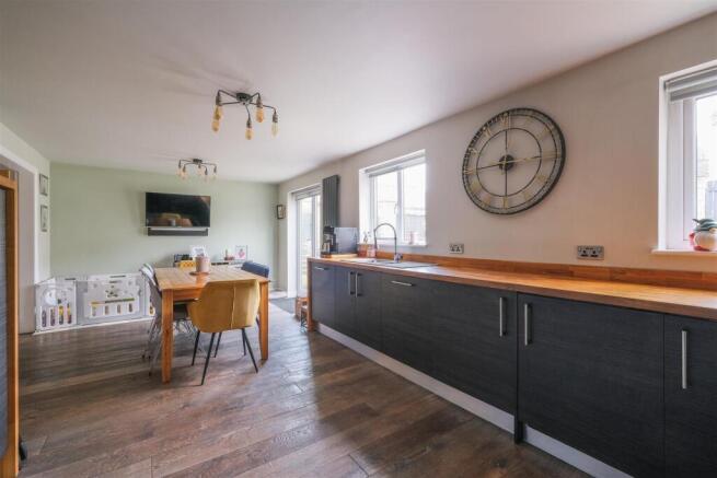4 bed Detached for sale Image 7