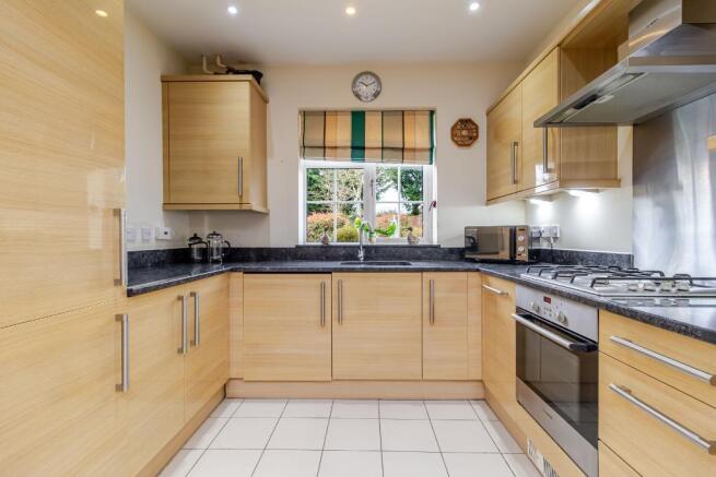 Century Gardens, Sanderstead, CR2 9FE photo 4
