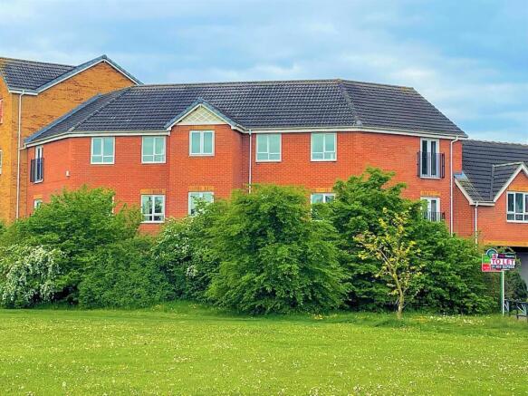 2-bed flat on Wakelam Drive, Armthorpe, DN3, £95,000
