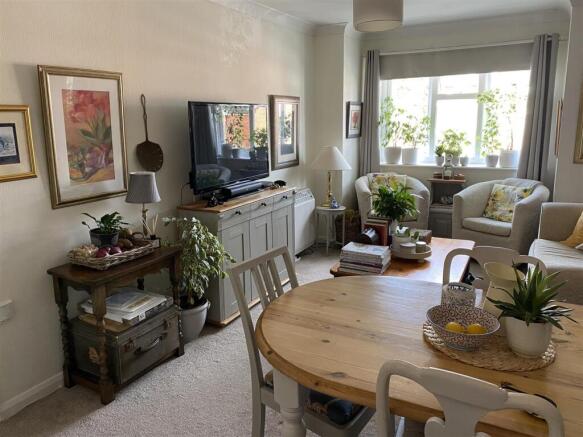Lounge/Dining Room