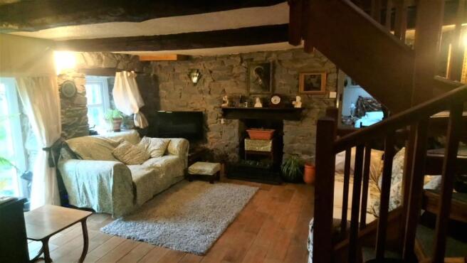 CHRACTERFUL LIVING ROOM