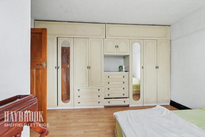 3 bed Apartment to rent Image 8