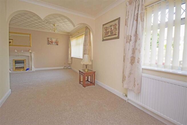 'L' SHAPED LOUNGE/DINING ROOM