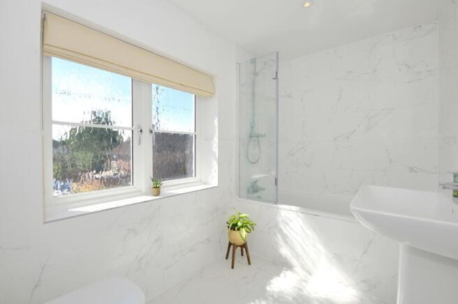 Stylish, light family bathroom