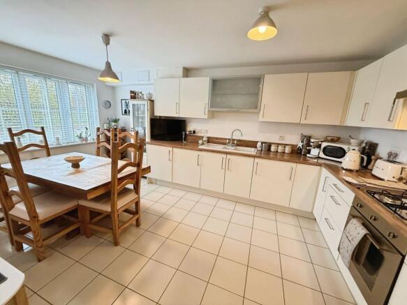 Holloway Court, Wombourne, WV5 photo 4