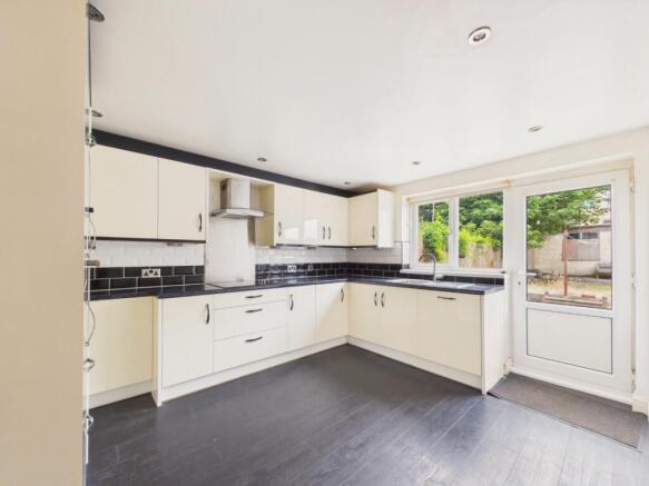3 bed Semi-Detached for sale Image 8