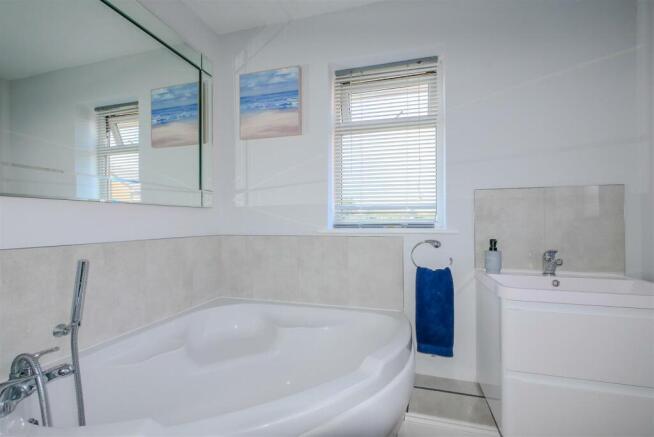 FAMILY BATHROOM (2)