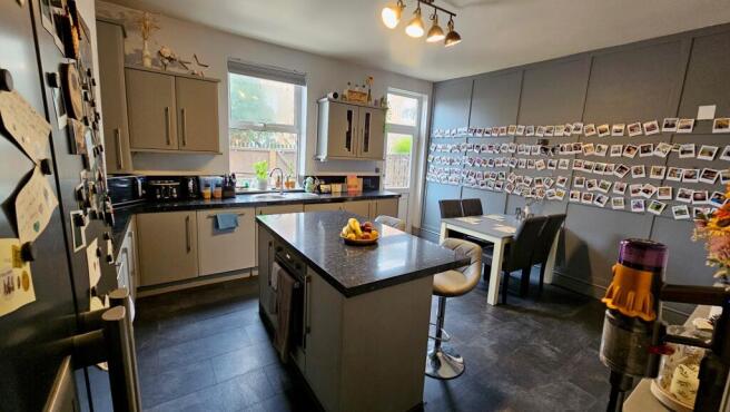 3 bed Terraced to rent Image 5