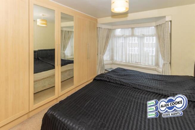 5 bed Semi-Detached for sale Image 4