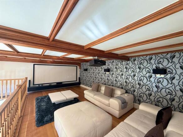 LOUNGE / CINEMA ROOM