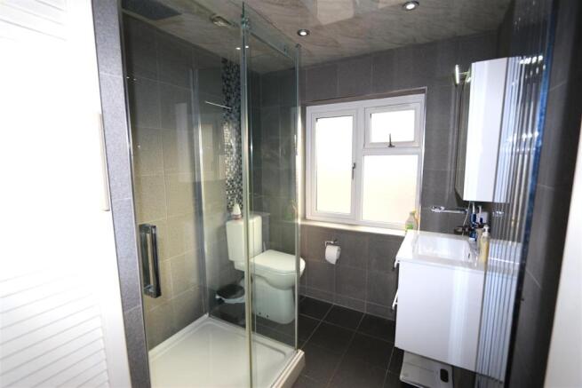 FAMILY SHOWER ROOM