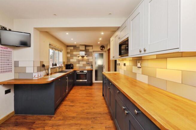 3 bed Semi-Detached for sale Image 7