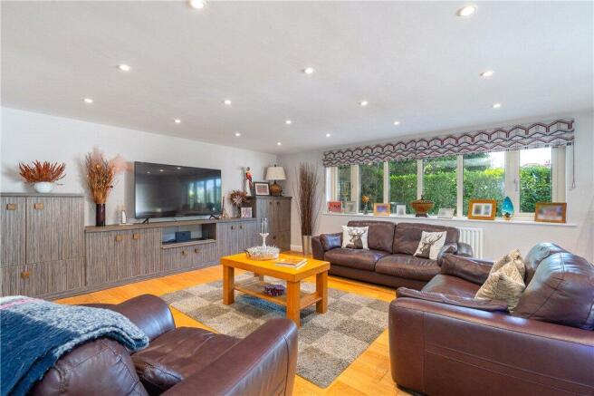 6 bed Detached for sale Image 7