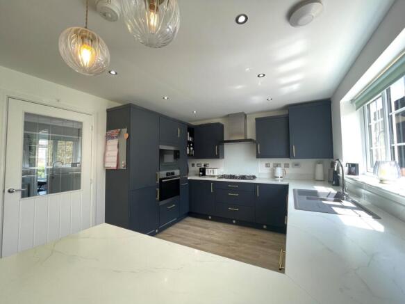4 bed Detached to rent Image 10