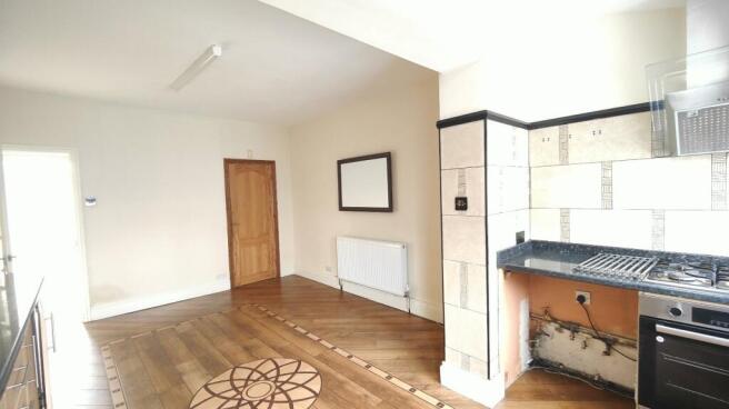 2 bed Terraced to rent Image 4