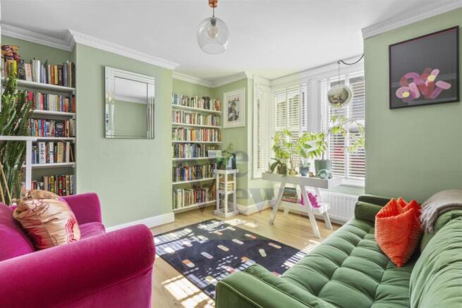 7 Rosebery Ave, HP13 7AH (L)-3 (1).jpg