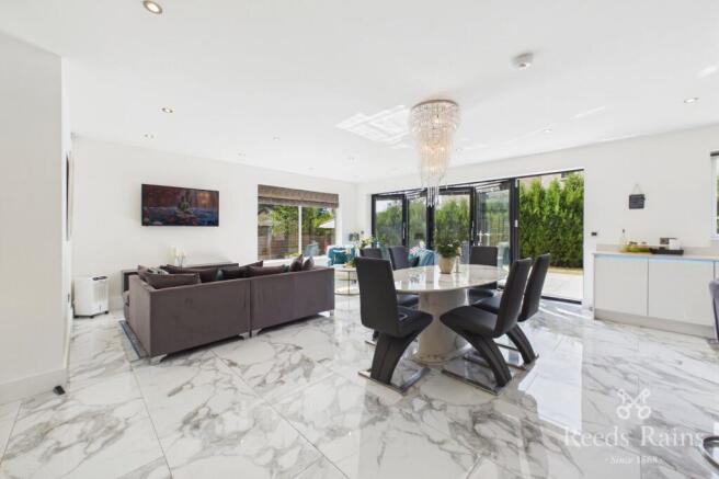 6 bed Detached for sale Image 8