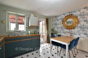 2, Aldington Close, Dagenham RM8 1YQ