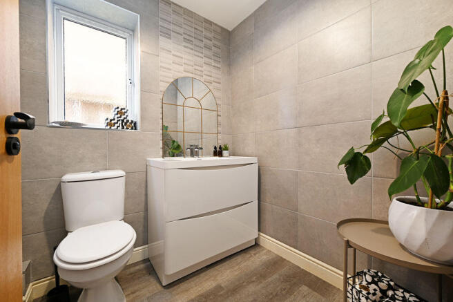 5 bed Detached for sale Image 8