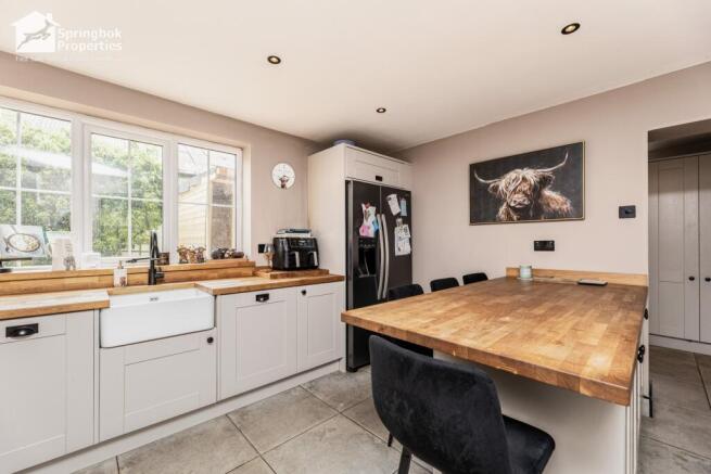 5 bed Detached for sale Image 8