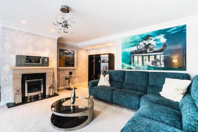 5 bed Detached for sale Image 9