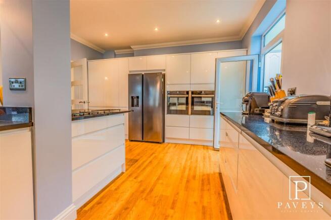 KITCHEN DINER