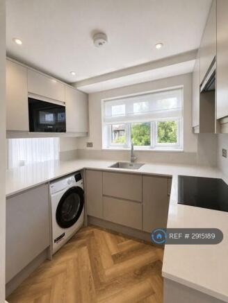 Quartz Kitchen With Breakfast Bar