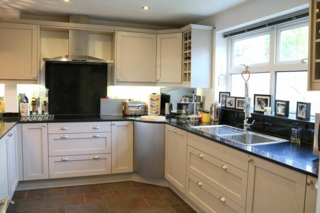 KITCHEN/BREAKFAST ROOM