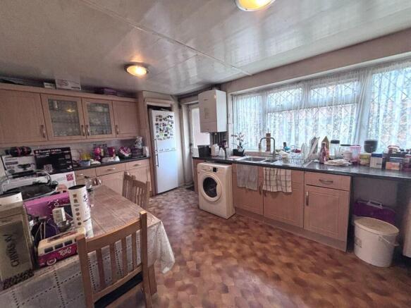 Cranford Drive, Hayes, Middlesex, UB3 4LF photo 4