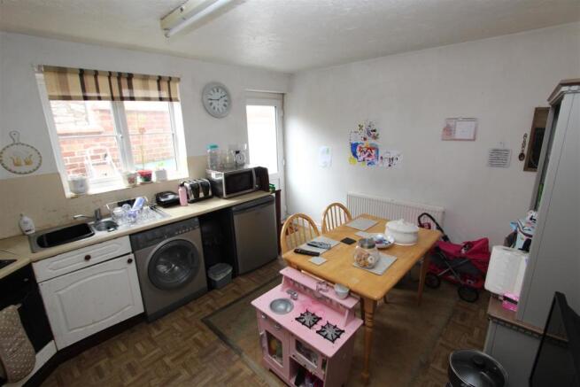 Kitchen...JPG