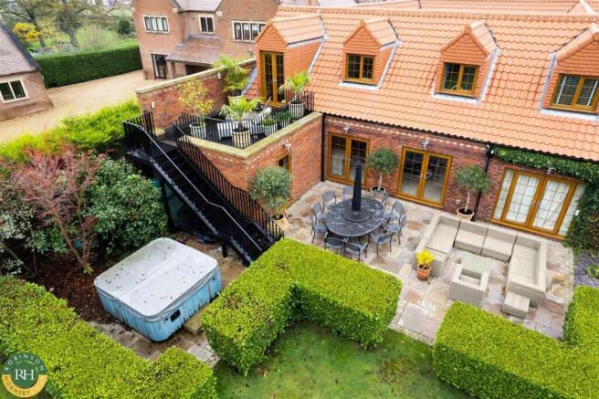 5 bed Detached for sale Image 12