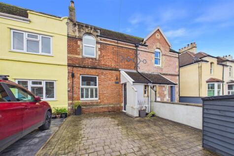 Located walking distance to Clevedon Seafront