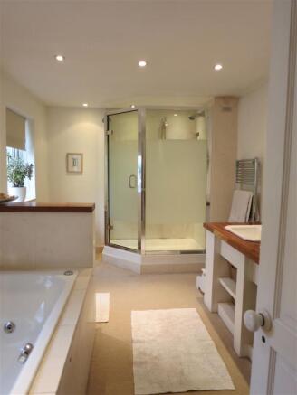 10) Bathroom.jpg